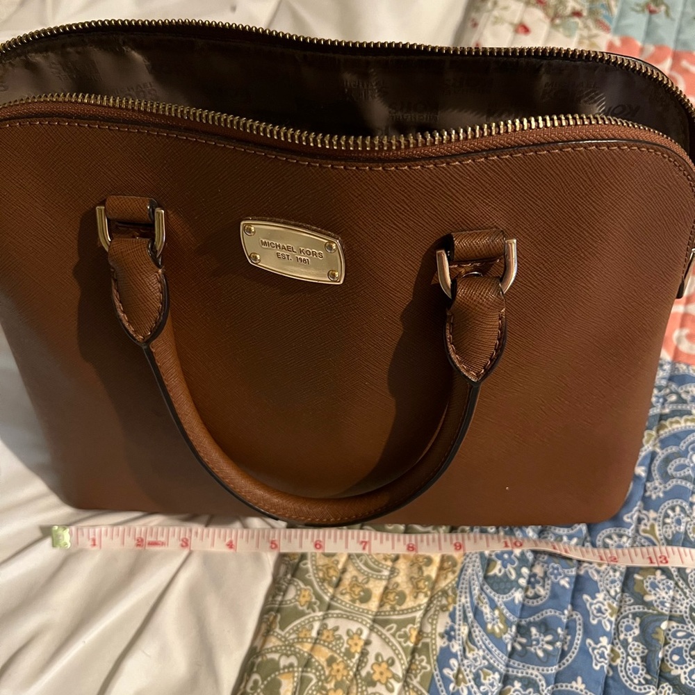 ‼️Last Chance: Donating
Michael Kors Tan Shoulder Bag - Picture 13 of 16